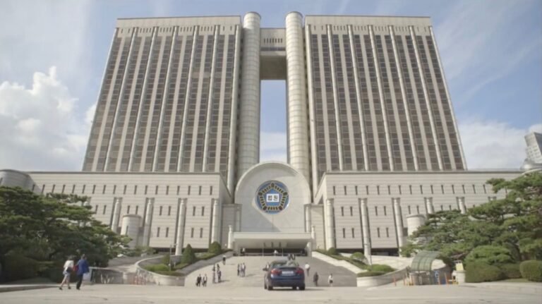 woman-with-a-suitcase-filming-locaiton-episode-1-seoul-central-district-court-b-1426x800
